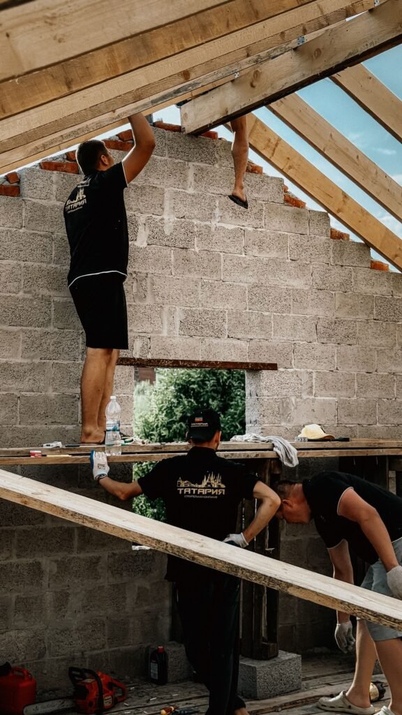 Ouvriers construisant une charpente