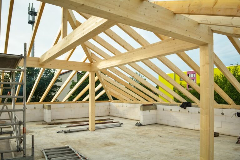 Charpente en bois en cours de montage