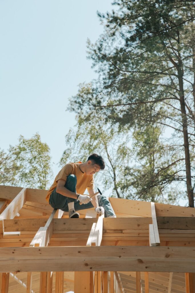 Charpentier travaillant sur une charpente en bois