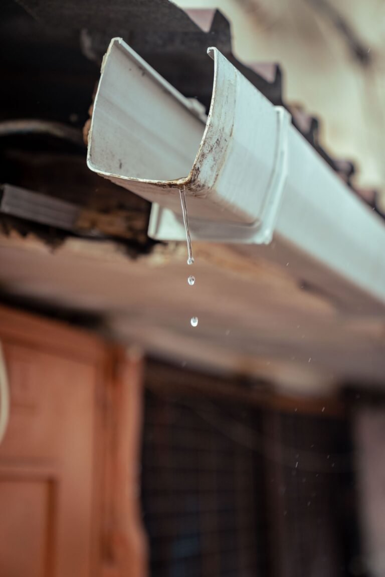 Eau de pluie s'écoulant d'une gouttière